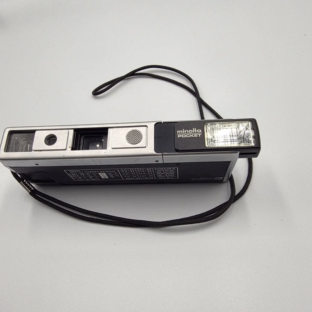 Minolta Autopak 450E Pocket Camera Vintage 110 Film Built-in Flash Black Silver